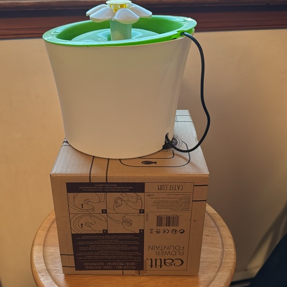 Catit flower fountain - Picture 4 of 10